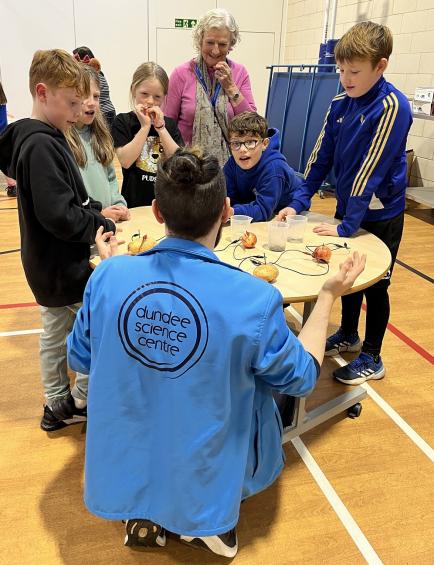 P5 children Muirfield Primary School and Cllr Lynne Devine – Angus Council’s Convener of Family, Education and Justice listening to Lewis Fitzsimmons Dundee Science Centre